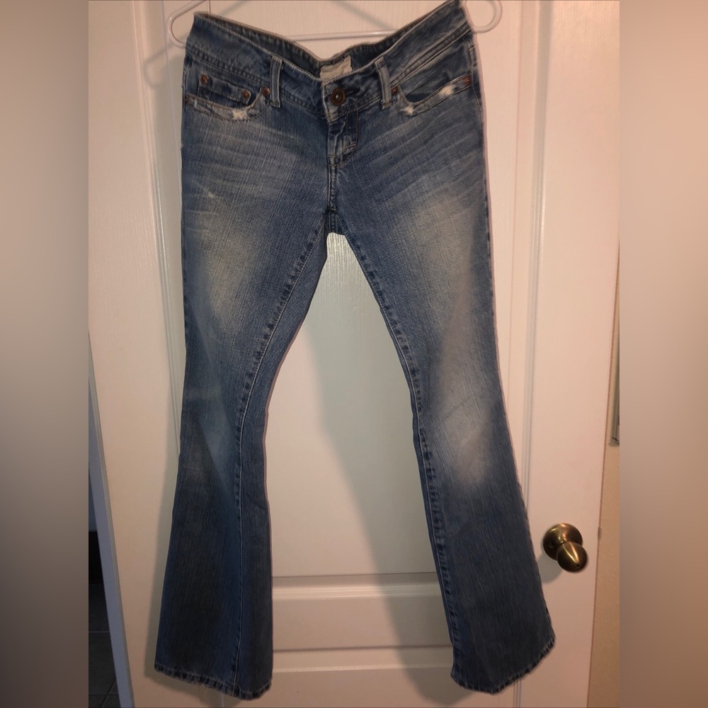 American Eagle “Artist” size 2 jeans, medium blue.